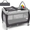 COSTWAY 3-in-1-Babybett, Tragbares Reisebett Mit Spielzeugstange, Klappbarer Laufstall Mit Stubenwagen, Wickeltisch Mit Tragetasche, Feststellbare Räder, Matratze, Tür Mit Reißverschluss (Grau)