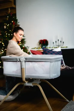 LIONELO Malin Evo Kinderbett, Babywiege, Reisebett Für Babys Mit Matratze, Kinderreisebett, Reisegitterbett, Von 0 Bis 9 Kg, Vordach, Moskitonetz, Klappbar, Schaukelsystem, Liegeverstellung, Schnelle Montage, Reisetasche, Leicht -Barbie Store 14b40fd0f02115f297380caa25cc04e7