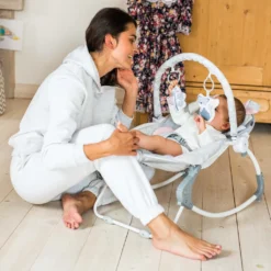 Babywippe Mit Musik Und Vibration Babywiege Schaukelwippe MoMi LUIS -Barbie Store 15497d8db916f6efe0c04737ad0fbab7