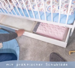 Alcube® Mitwachsendes Babybett 60 X 120 Cm Mit Schubladen Gitterbett 120x60 Umbaubar Zum Haus Juniorbett Kinderbett In Weiß -Barbie Store 1a2371082991580187664ff86e58178b