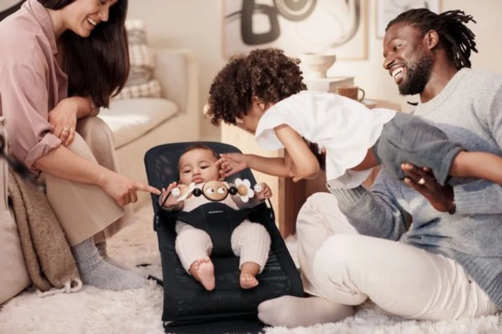 BabyBjörn BABYBJÖRN Babywippe Bliss Mesh Bundle Schwarz Mit Passendem Toys Naughty Eyes Schwarz/weiß Mit Schwarzem Rahmen 5 BabyBjörn BABYBJÖRN Babywippe Bliss Mesh Bundle Schwarz Mit Passendem Toys Naughty Eyes Schwarz/weiß Mit Schwarzem Rahmen – Bild 3