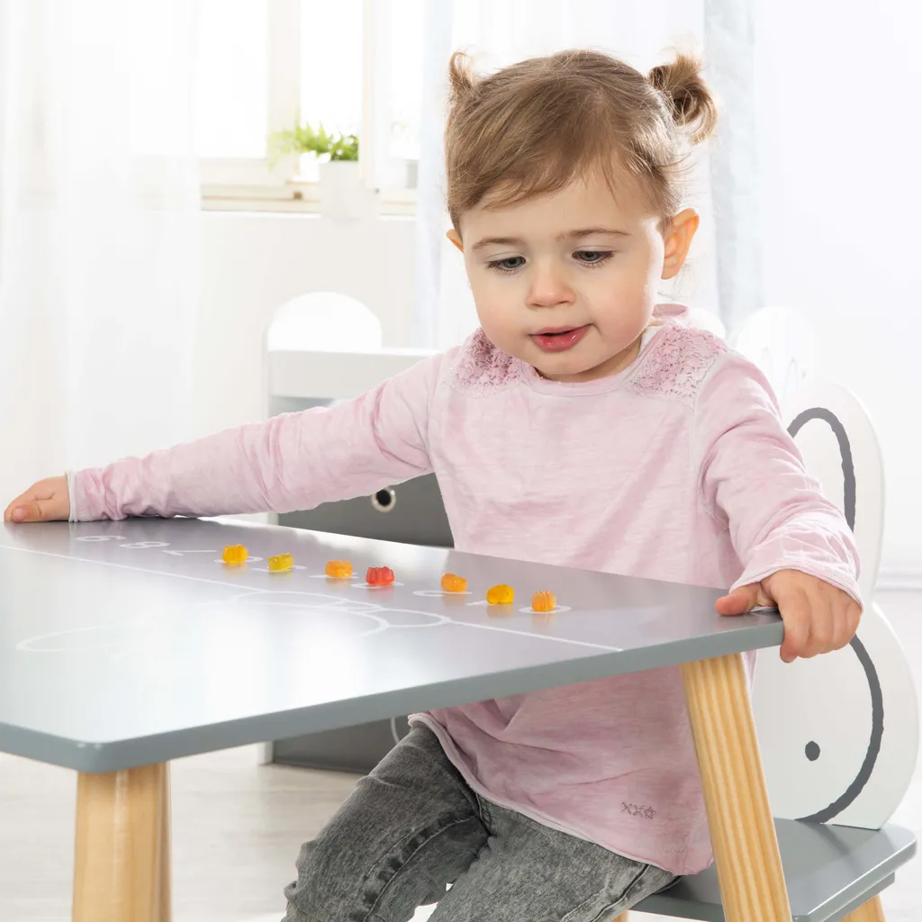 Roba Kinder Sitzgruppe Miffy®, 2 Kinderstühlen & 1 Tisch, Holz, Dunkelgrau, Weiß, Lackiert 10 Roba Kinder Sitzgruppe Miffy®, 2 Kinderstühlen & 1 Tisch, Holz, Dunkelgrau, Weiß, Lackiert – Bild 8