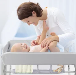 ONVAYA® Wickeltisch Klappbar | Wickelkommode Mit Auflage | Platzsparend & Mobil | Wickelkombination Mit Ablage Und Aufbewahrungskorb | Höhenverstellbar | Traglast Bis 15 Kg | Messleiste - Modell 2022 -Barbie Store 4480a351371275d29b5af456b6edee5f