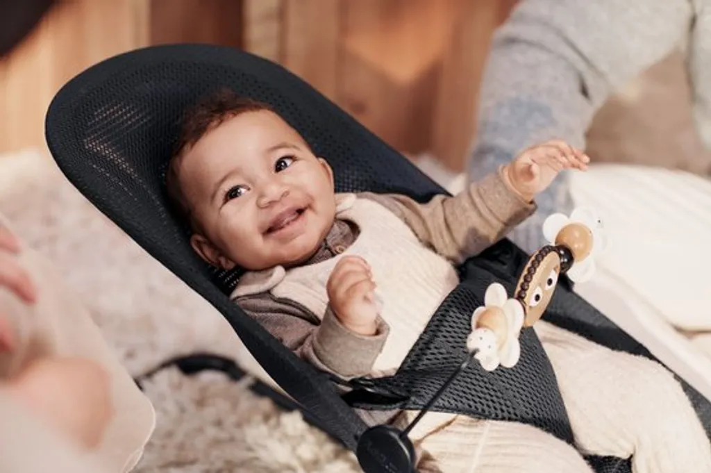 BabyBjörn BABYBJÖRN Babywippe Bliss Mesh Bundle Schwarz Mit Passendem Toys Naughty Eyes Schwarz/weiß Mit Schwarzem Rahmen 8 BabyBjörn BABYBJÖRN Babywippe Bliss Mesh Bundle Schwarz Mit Passendem Toys Naughty Eyes Schwarz/weiß Mit Schwarzem Rahmen – Bild 6