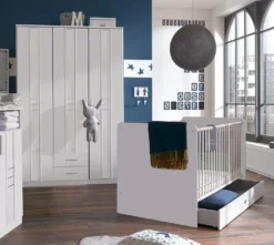 Komplett Babyzimmer Bela "Borkum" 7 Teiliges Komplett Set Mit Softclose In Weißeiche Und Leinenweiß, Babyzimmermöbel Komplett 7 Komplett Babyzimmer Bela "Borkum" 7 Teiliges Komplett Set Mit Softclose In Weißeiche Und Leinenweiß, Babyzimmermöbel Komplett -Barbie Store 5bcd2c190beea0eb5df93f58c7d96e51