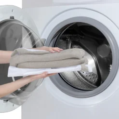 LIONELO Malin Evo Kinderbett, Babywiege, Reisebett Für Babys Mit Matratze, Kinderreisebett, Reisegitterbett, Von 0 Bis 9 Kg, Vordach, Moskitonetz, Klappbar, Schaukelsystem, Liegeverstellung, Schnelle Montage, Reisetasche, Leicht -Barbie Store 5eccb0239c2b40c9d4b267191c6f1b9d