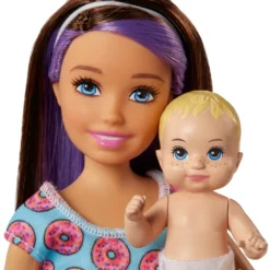 Barbie Skipper Babysitter Puppe (brünett), Spielset Mit Baby-Puppe & Hochstuhl 12 Barbie Skipper Babysitter Puppe (brünett), Spielset Mit Baby-Puppe & Hochstuhl -Barbie Store 5f6a3f10b0732a941ee0546946e5d610