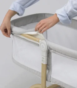 LIONELO Malin Evo Kinderbett, Babywiege, Reisebett Für Babys Mit Matratze, Kinderreisebett, Reisegitterbett, Von 0 Bis 9 Kg, Vordach, Moskitonetz, Klappbar, Schaukelsystem, Liegeverstellung, Schnelle Montage, Reisetasche, Leicht -Barbie Store 6dc0a011c6d6b1e5366439f0746f1664