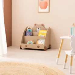 Navaris Bücherregal Für Kinder - Kinderzimmer Regal Für Bücher Und Spielzeug Aus Holz - 60 X 58 X 40 Cm - Buchregal Mit Rollen - Organizer Braun Bär 9 Navaris Bücherregal Für Kinder - Kinderzimmer Regal Für Bücher Und Spielzeug Aus Holz - 60 X 58 X 40 Cm - Buchregal Mit Rollen - Organizer Braun Bär -Barbie Store 9d4cdb1f3e779db3d983952b6ecb22d7