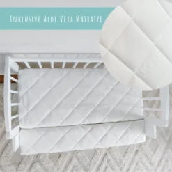 Babybett Beistellbett 90x40 Cm Mit Matratze, Umbaubar Zu 90x55 Cm, 9 Mal Verstellbare Liegehöhe, Auch Als Babywippe Nutzbar, Kiefer-Vollholz In Weiß 14 Babybett Beistellbett 90x40 Cm Mit Matratze, Umbaubar Zu 90x55 Cm, 9 Mal Verstellbare Liegehöhe, Auch Als Babywippe Nutzbar, Kiefer-Vollholz In Weiß -Barbie Store 9db8253ac977646ff01a7bd599d6180d