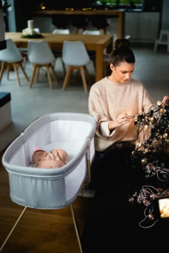 LIONELO Malin Evo Kinderbett, Babywiege, Reisebett Für Babys Mit Matratze, Kinderreisebett, Reisegitterbett, Von 0 Bis 9 Kg, Vordach, Moskitonetz, Klappbar, Schaukelsystem, Liegeverstellung, Schnelle Montage, Reisetasche, Leicht -Barbie Store b076652fbd9d65b4dbacff1a33b1fd90