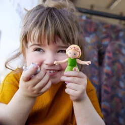 Haba Spielwaren HABA 300513 Little Friends Puppe Mali Puppenhauszubehör Puppenhäuser Zubehör Haba Habermaass Spielzeugknaller -Barbie Store bb11ed72062f5c29cd12703fcc80a4dc