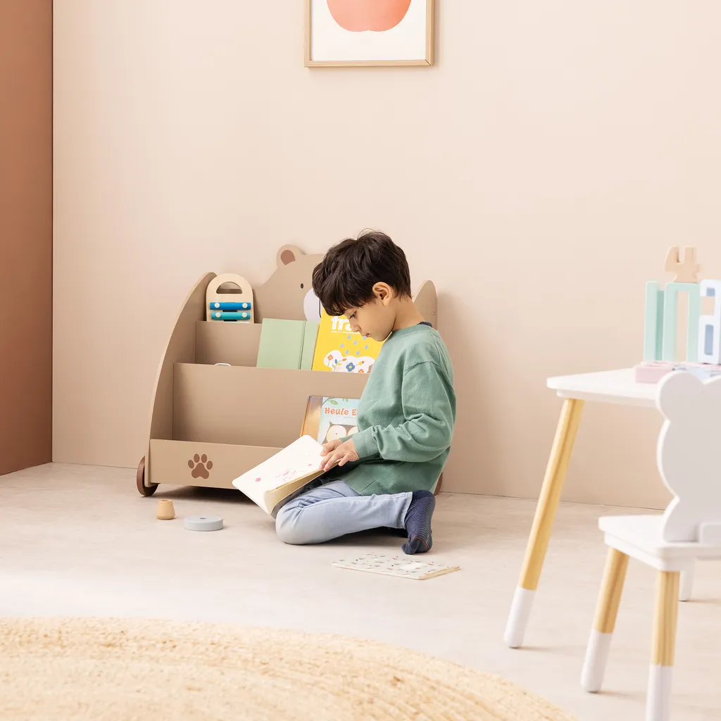 Navaris Bücherregal Für Kinder - Kinderzimmer Regal Für Bücher Und Spielzeug Aus Holz - 60 X 58 X 40 Cm - Buchregal Mit Rollen - Organizer Braun Bär 4 Navaris Bücherregal Für Kinder - Kinderzimmer Regal Für Bücher Und Spielzeug Aus Holz - 60 X 58 X 40 Cm - Buchregal Mit Rollen - Organizer Braun Bär – Bild 2