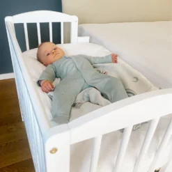 Babybett Beistellbett 90x40 Cm Mit Matratze, Umbaubar Zu 90x55 Cm, 9 Mal Verstellbare Liegehöhe, Auch Als Babywippe Nutzbar, Kiefer-Vollholz In Weiß 15 Babybett Beistellbett 90x40 Cm Mit Matratze, Umbaubar Zu 90x55 Cm, 9 Mal Verstellbare Liegehöhe, Auch Als Babywippe Nutzbar, Kiefer-Vollholz In Weiß -Barbie Store cbc9ba1c9449e52ee2c224d80b3ca0be