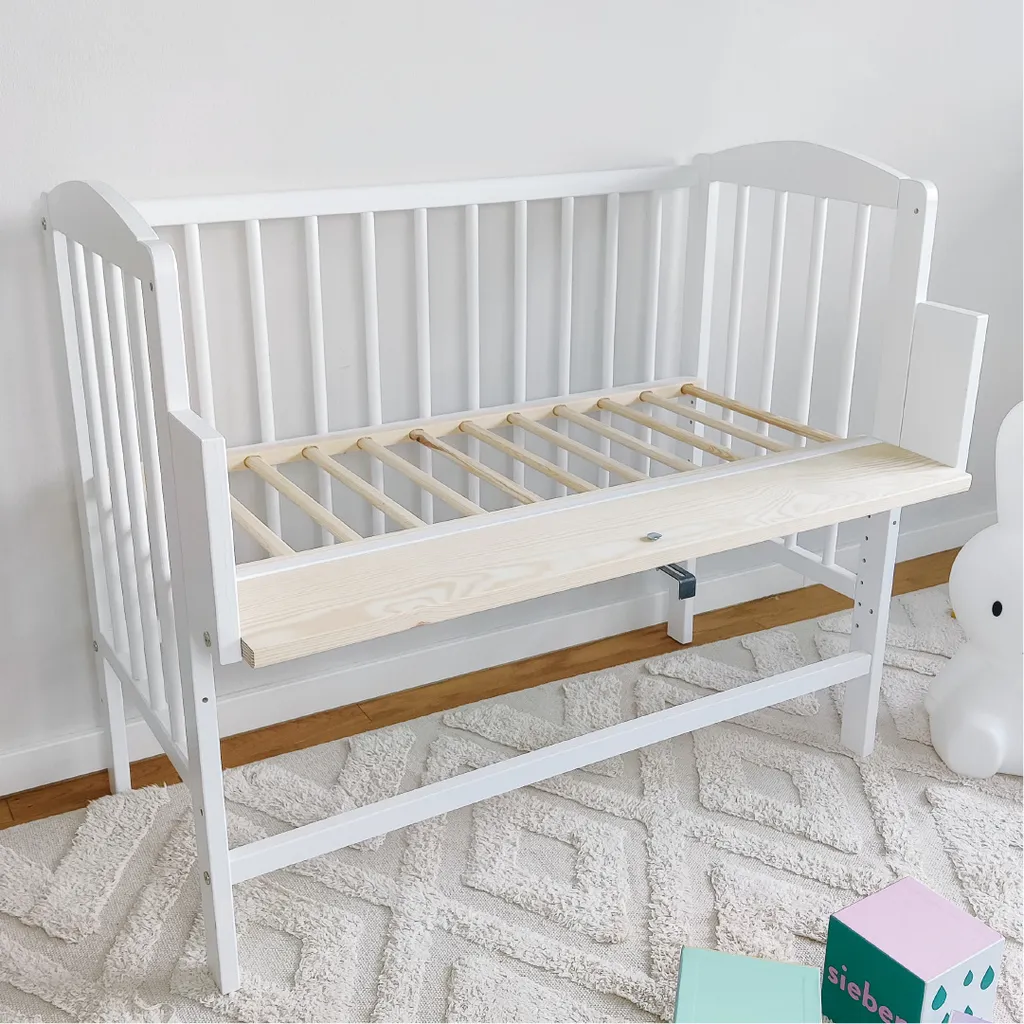 Babybett Beistellbett 90x40 Cm Mit Matratze, Umbaubar Zu 90x55 Cm, 9 Mal Verstellbare Liegehöhe, Auch Als Babywippe Nutzbar, Kiefer-Vollholz In Weiß 4 Babybett Beistellbett 90x40 Cm Mit Matratze, Umbaubar Zu 90x55 Cm, 9 Mal Verstellbare Liegehöhe, Auch Als Babywippe Nutzbar, Kiefer-Vollholz In Weiß – Bild 2