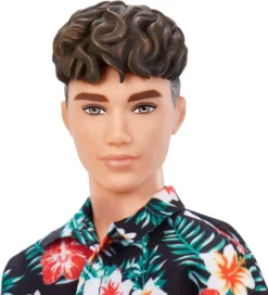 Barbie Ken Fashionistas-Puppe , Kurze Braune Haare, Hawaiihemd Mit Blumenmuster, Orangefarbene, Umgekrempelte Hose, Weiße Schuhe Zum Hineinschlüpfen, Für Kinder Von 3 Bis 8 Jahren -Barbie Store cf8cfab323a216af7cfb7e9f5e09dcd7