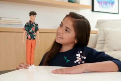 Barbie Ken Fashionistas-Puppe , Kurze Braune Haare, Hawaiihemd Mit Blumenmuster, Orangefarbene, Umgekrempelte Hose, Weiße Schuhe Zum Hineinschlüpfen, Für Kinder Von 3 Bis 8 Jahren -Barbie Store de09196939ca5af256c48872929f990e