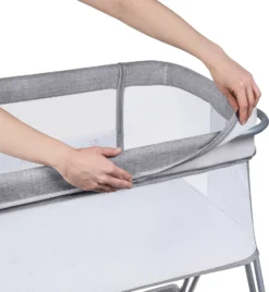 Lionelo Luna Ein Tragbares Beistellbett Mit Einer Matratze, Reisebett, Von Neugeboren Bis 9 Kg, In Der Höhe Und Der Neigung Verstellbar, 4 Rädern Mit Bremse, Befestigung Zum Elternbett -Barbie Store f2f49a4ed21941e85cb0083630e3df4c